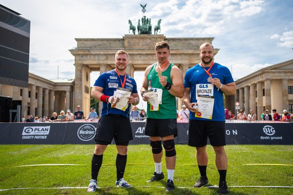 Simon Bayer (VfL Sindelfingen), David Storl (SC DHfK Leipzig) und Dennis Lukas (SSV Gymnasium Heinzenwies) beim Kugelstossen waehrend der deutschen Leichtathletik-Meisterschaften auf dem Pariser Platz am 24.06.2022 in Berlin